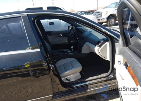 2010 Mercedes-Benz C 300 Luxury/Sport z USA, uszkodzony, nr VIN WDDGF5EB8AR129871